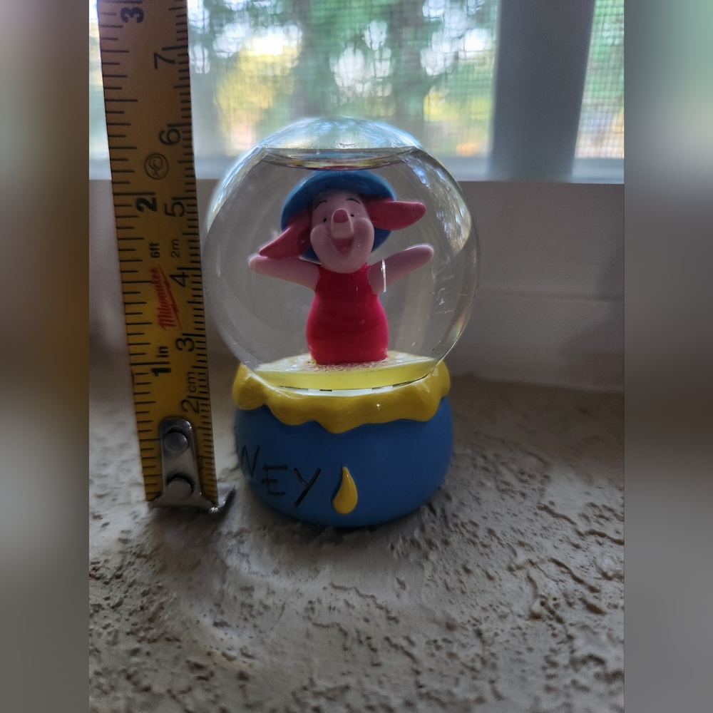Piglet minature snowglobe